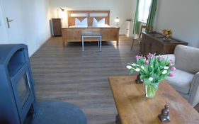 Futterhaus neben der Wasserburg Liepen